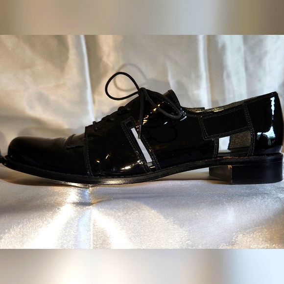 STUART WEITZMAN BLK PATENT LEATHER LOAFERS WITH SIDE CUTOUT SIZE 7 - Picture 8 of 12